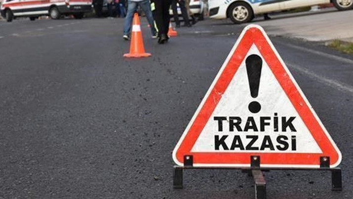 Otomobil bariyerin üzerinde kaldı! Feci kazada ölenler var