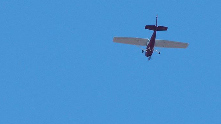 İtalya'da uçak otoyola düştü: 2 ölü