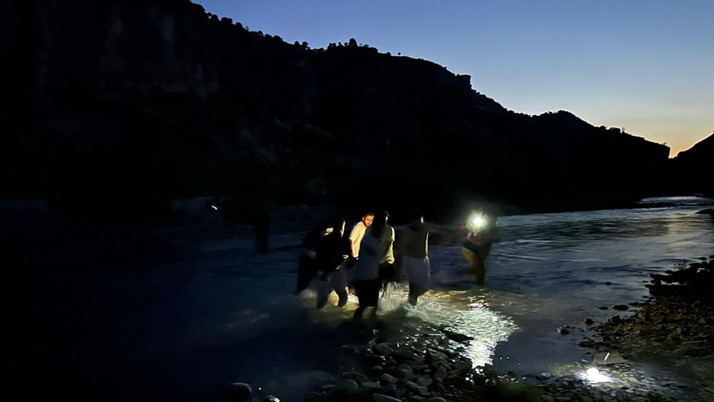 Serinlemek için çaya giren genç boğuldu