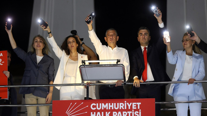 DEVA'dan istifa eden Evrim Rızvanoğlu ve Cem Avşar, CHP'ye katıldı