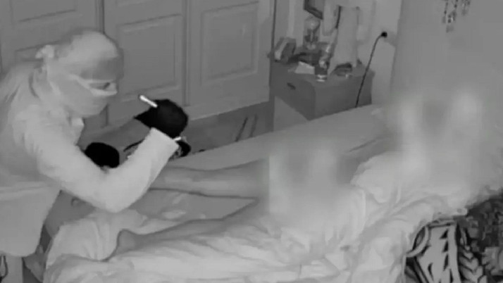 Hırsız cüzdanını almakla kalmadı çıplak uyuyan kadını taciz etti...