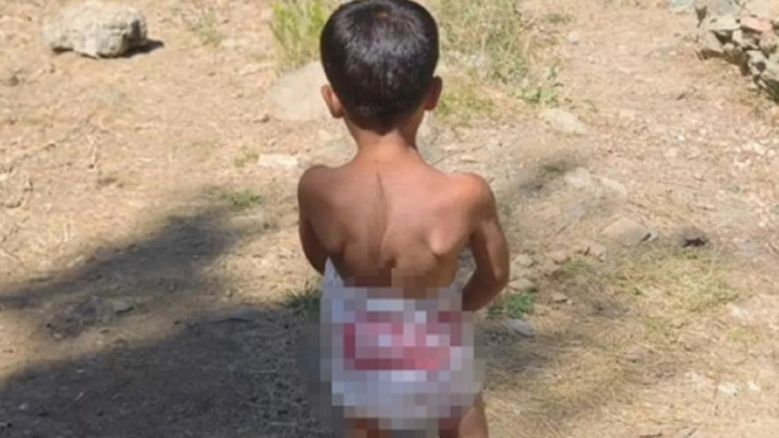 Aşırı sıcak engel tanımadı! Market poşetinden mayo yapan çocuk serinledi...