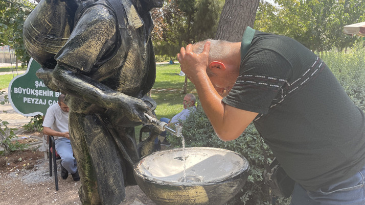 Şanlıurfa'da termometreler 55 dereceyi gösterdi! Duraklarda su püskürtülüyor