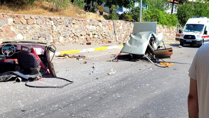 Malatya'da elektrik direğine çarpan otomobil ikiye ayrıldı