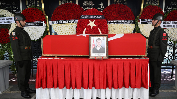 Şehit Hayrullah Hamit Karaman'a veda! Acılı anneyi bakan teselli etti