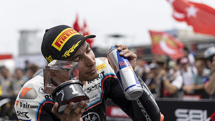 Toprak Razgatlıoğlu, Superbike Macaristan ayağının ilk yarışını kazandı