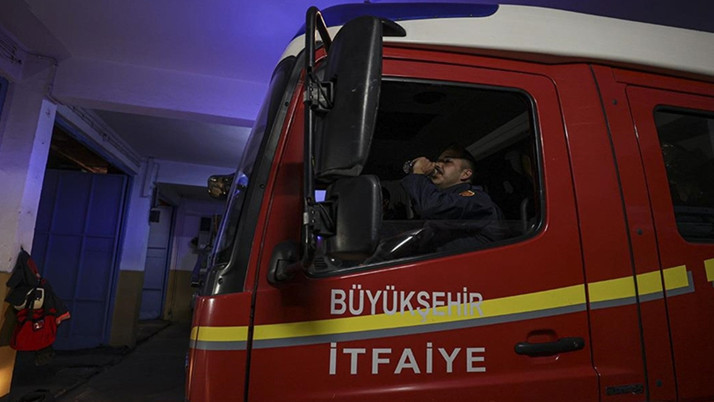 Diyarbakır'da yangına giden itfaiye aracı devrildi: 1'i ağır 3 yaralı