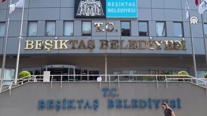 Beşiktaş Belediyesi işçileri maaşlarını alamadıkları gerekçesiyle iş bıraktı