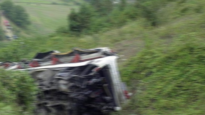 Kamyon otobüse çarptı! Feci kazada 18 kişi hayatını kaybetti