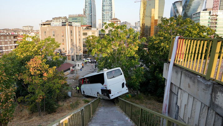 Maltepe'de otobüs 10 metre yüksekten şarampole devrildi: 1'i ağır 8 yaralı