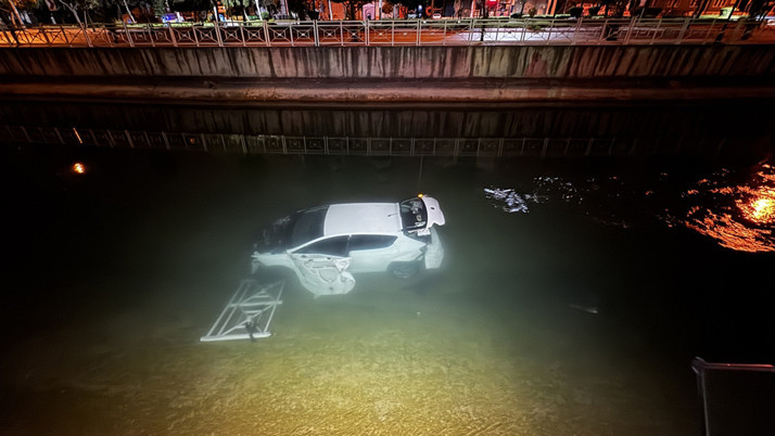 Adana'da sulama kanalına devrilen otomobildeki 3 kişi yaralandı