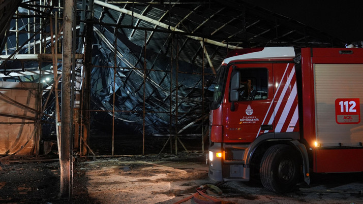 Çekmeköy'de sünger fabrikası yandı alevler birçok ilçeden görüldü