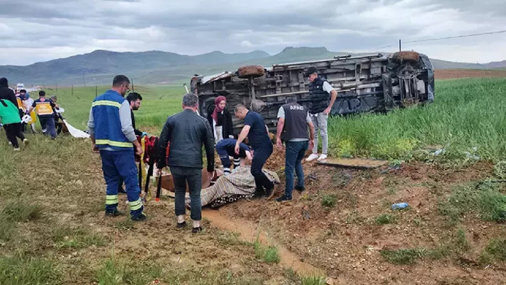 Sivas'ta can pazarı! Devrilen minibüsteki 13 kişi yaralandı....