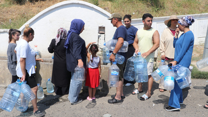 Çeşme'den sonra Tekirdağ'da da su krizi yaşanıyor! Bidonlarla taşıyorlar