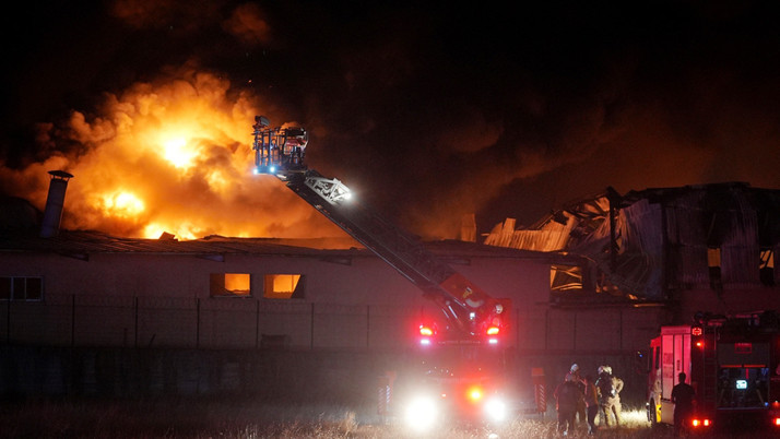 Arnavutköy'de plastik ve sünger fabrikası alev topuna döndü
