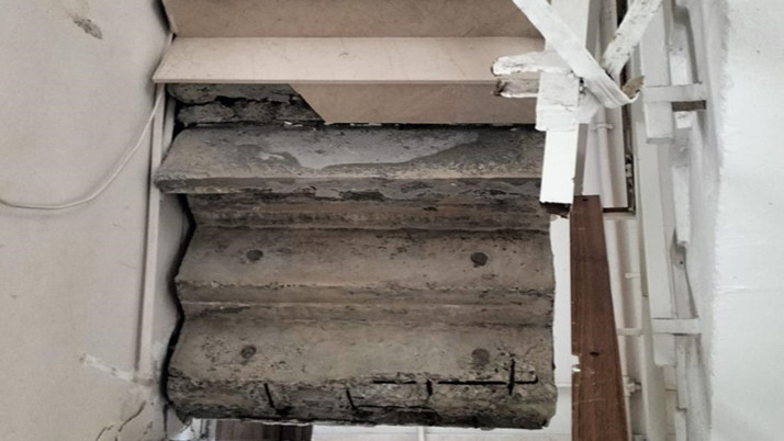 Panik anları! Apartmanın merdivenleri çöktü, 20 kişiyi itfaiye kurtardı