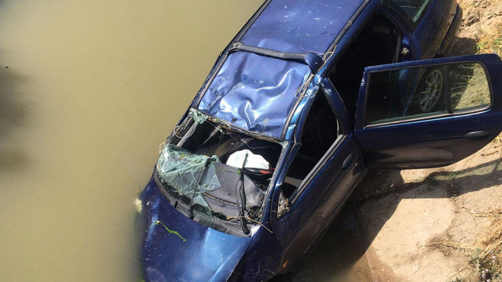 Bitlis'te otomobil kanala düştü!