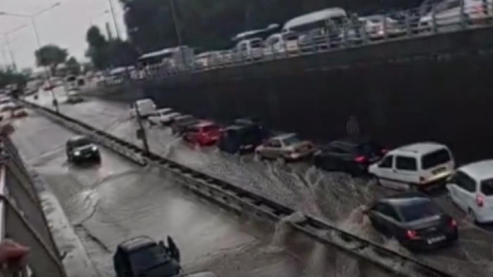 Denizli'de alt geçitleri su bastı, onlarca araç mahsur kaldı