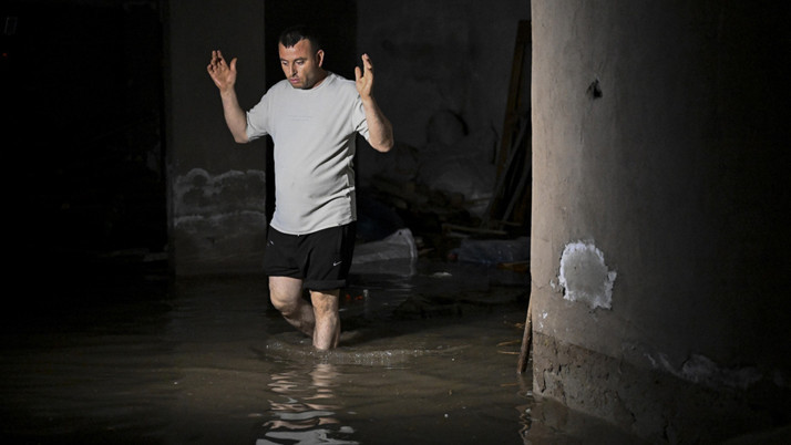 Ankara'yı sağanak vurdu! Kanalizasyon taştı, evleri su bastı