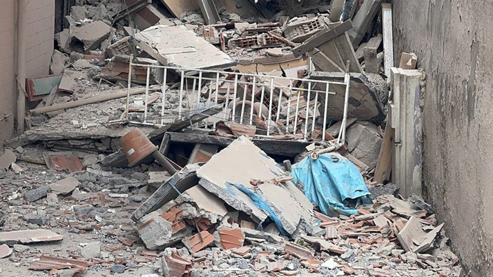 Küçükçekmece'de 5 katlı apartman yıkılırken çöktü! Bitişikteki yapılar zarar gördü