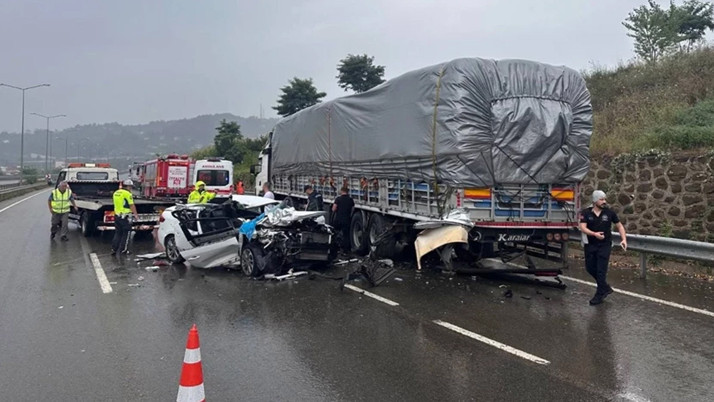 Ordu'da kaza! Otomobil park halindeki tıra çarptı: 1 ölü, 2 yaralı