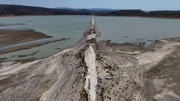 Barajda su seviyesi düştü: Eski kara yolu ortaya çıktı