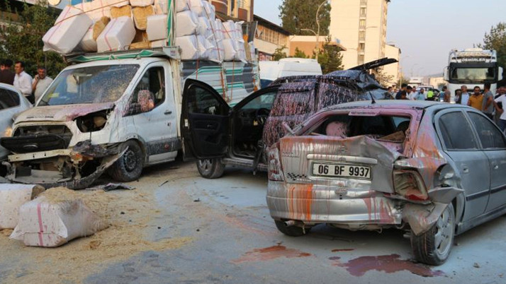 Bitlis'te freni boşalan tır 11 araca çarptı