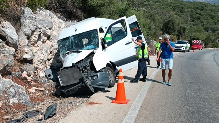 Antalya'da tur minibüsü kayalıklara çarptı! Çok sayıda yaralı var