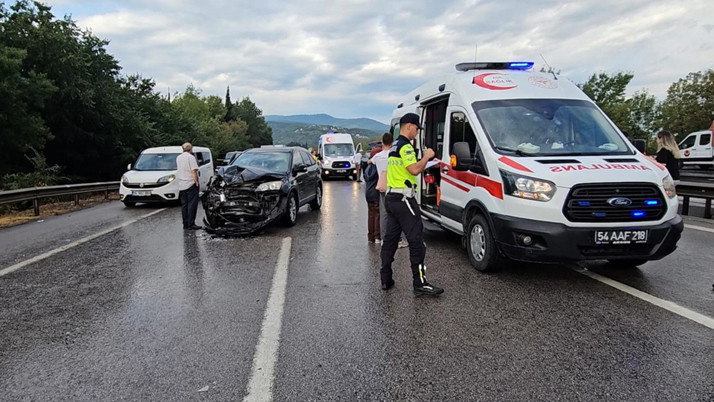 Sakarya'da zincirleme kaza! 10 araç birbirine girdi, 10 kişi yaralandı