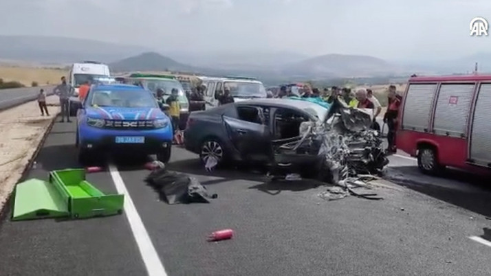 Tokat'taki iki otomobil kafa kafaya çarpıştı: 4 ölü 2 yaralı