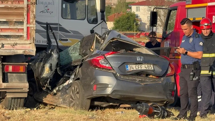 Bilecik'te tır ile otomobilin çarpışması sonucu 1 kişi öldü, 3 kişi yaralandı