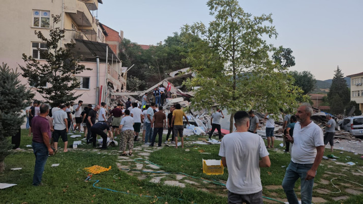Balıkesir’deki depremde 10’dan fazla binanın yıkıldı