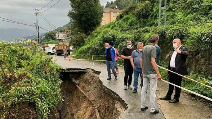 Rize'de heyelan! Bir çok ilçede yürekler ağza geldi...