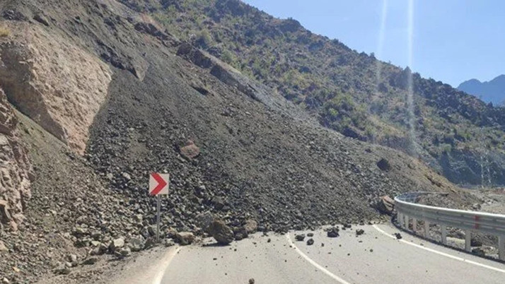 Artvin'de heyelan: Yol ulaşıma kapandı