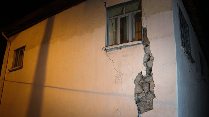 Balıkesir'de 4 saatte 84 artçı deprem oldu gece 3 deprem meydana geldi