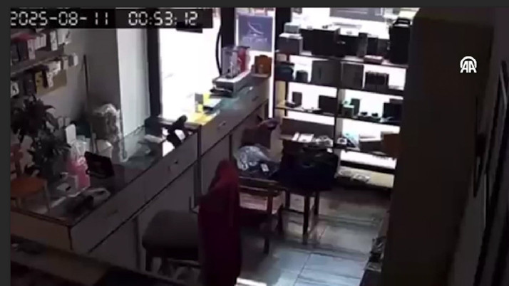 Balıkesir'deki 6.1'lik deprem kamerada