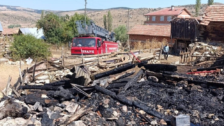 Sinop'ta yaylada yangın! 2 ev ve 2 ahır alevler içinde kaldı 1 inek telef oldu...