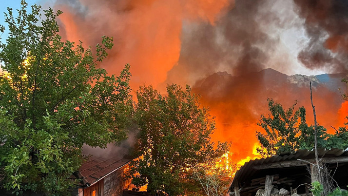 Balıkesir'de yangın çıktı! 15 ev alev alev yandı
