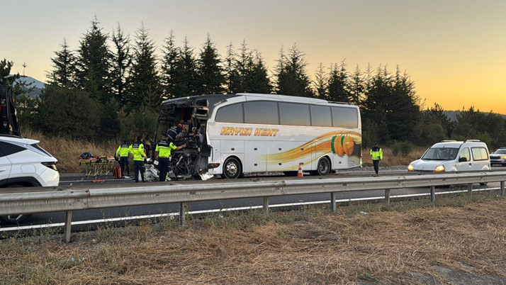 Bolu'da yolcu otobüsü kamyona arkadan çarptı: 1 ölü 10 yaralı