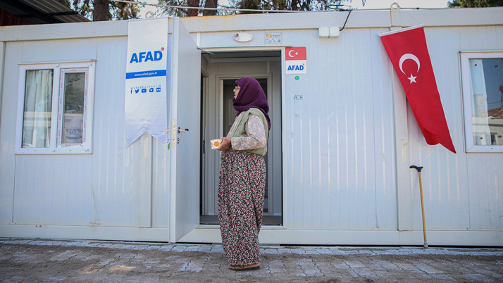 Balıkesir'de depremde evleri zarar görenler için konteynerler kuruluyor