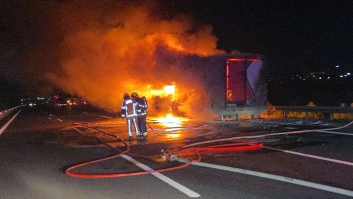 Bursa'da seyir halindeki kamyon cayır cayır yandı