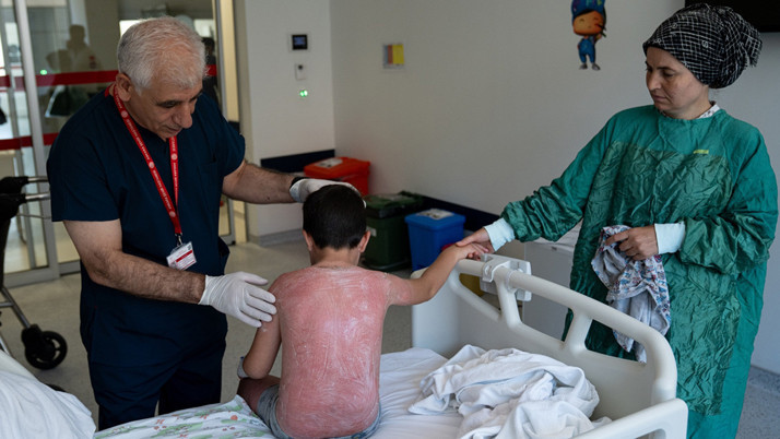 7 yaşındaki Alper tatilde hastanelik oldu! Doktor uyardı: Çok ağır sonuçlar olabilir