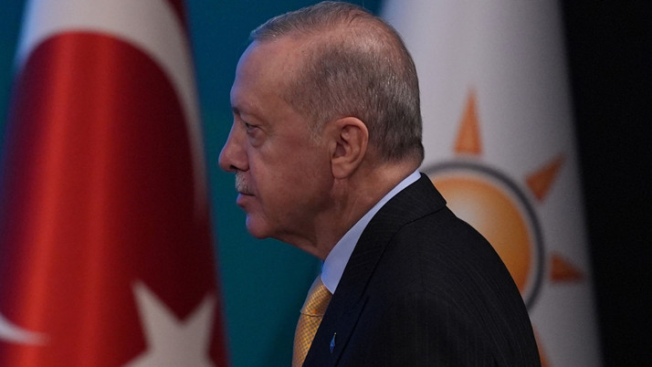 AK Parti'ye geçen 9 belediye başkanına rozetleri takıldı