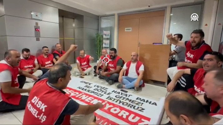 Karşıyaka Belediyesi işçileri, maaş alamadıkları gerekçesiyle eylem yaptı