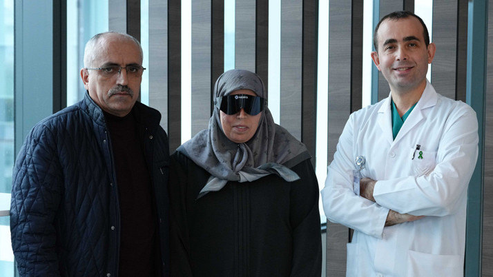 Banyoda düşen kadının hayatı altüst oldu! Kararan gözüne göz dövmesi ışık oldu