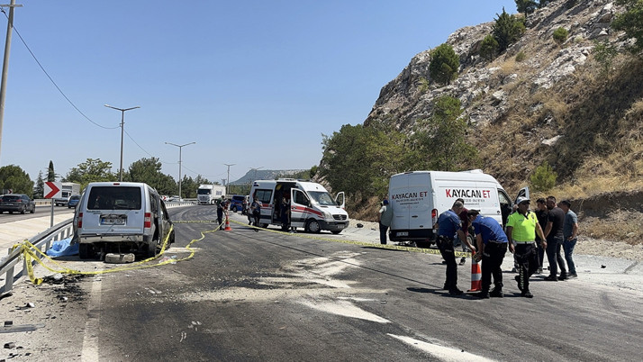 Burdur'da iki araç çarpıştı: 3 ölü