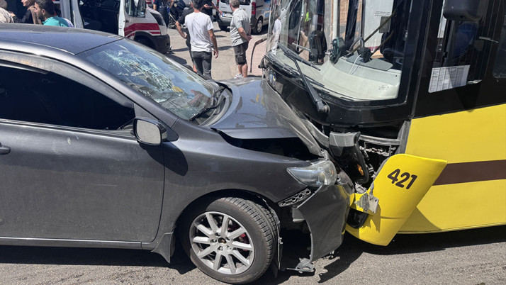 Bursa'da yolcu otobüsü ile otomobil kafa kafay çarpıştı