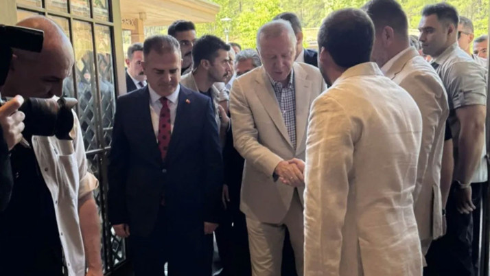 Cumhurbaşkanı Erdoğan'ın yazlık takım elbisesi gündem oldu