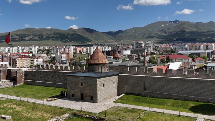 Erzurum'un 900 yıllık ilk mescidinde 9 yıl sonra toplu namaz kılındı