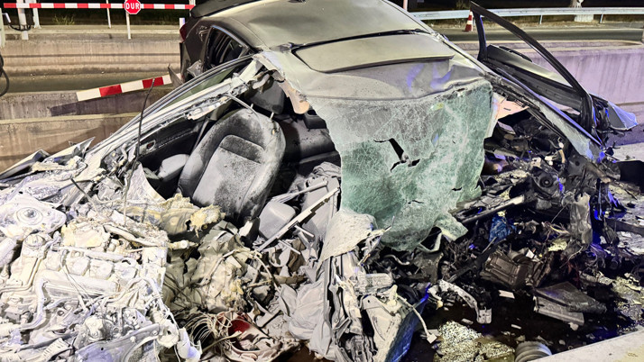 Gişelerde yaşandı! Aracın haline bakın, olay yerinde hayatını kaybetti